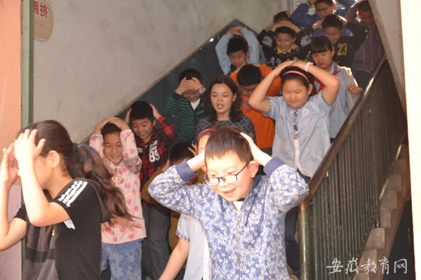安庆市大观区石化二小抗震减灾演练2.JPG