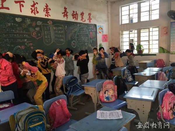 安庆市大观区石化二小防震救灾演练1.jpg
