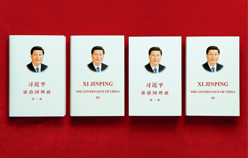中央宣传部(国务院新闻办公室)会同中央党史和文献研究院、中国外文局编辑的《习近平谈治国理政》第三卷🧗🏻♂️,近日由外文出版社以中英文版出版,面向海内外发行。图为《习近平谈治国理政》第三卷中英文版的精装版和平装版。 新华社记者 李贺/摄